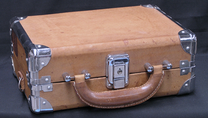Brown suitcase, services, on-board-courier, Delta-Stallion Internationale Transport GmbH